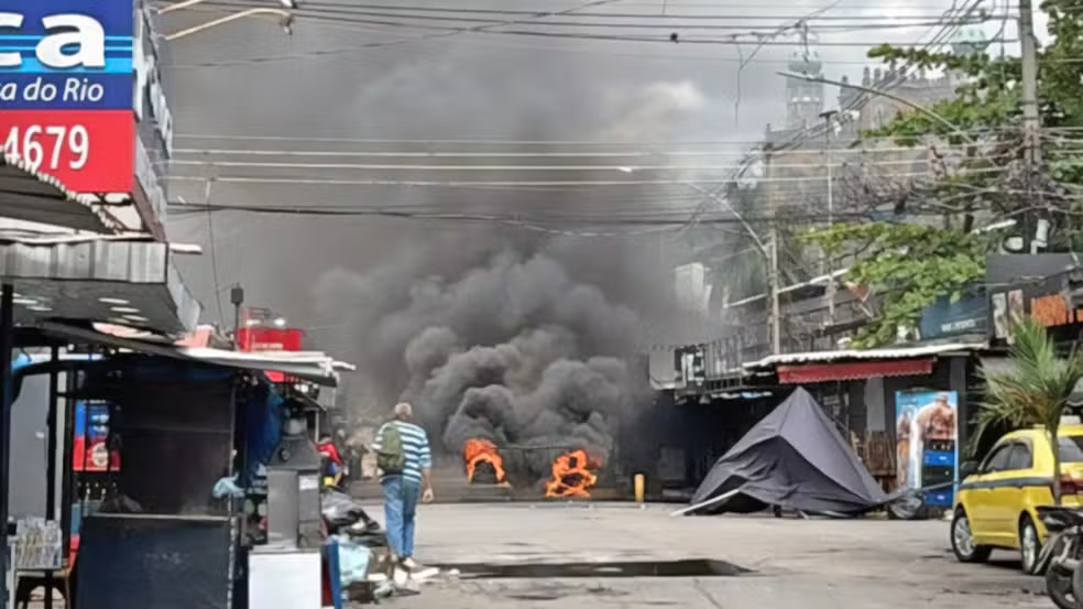 Barricada em chamas no Complexo da Maré | Foto: Reprodução