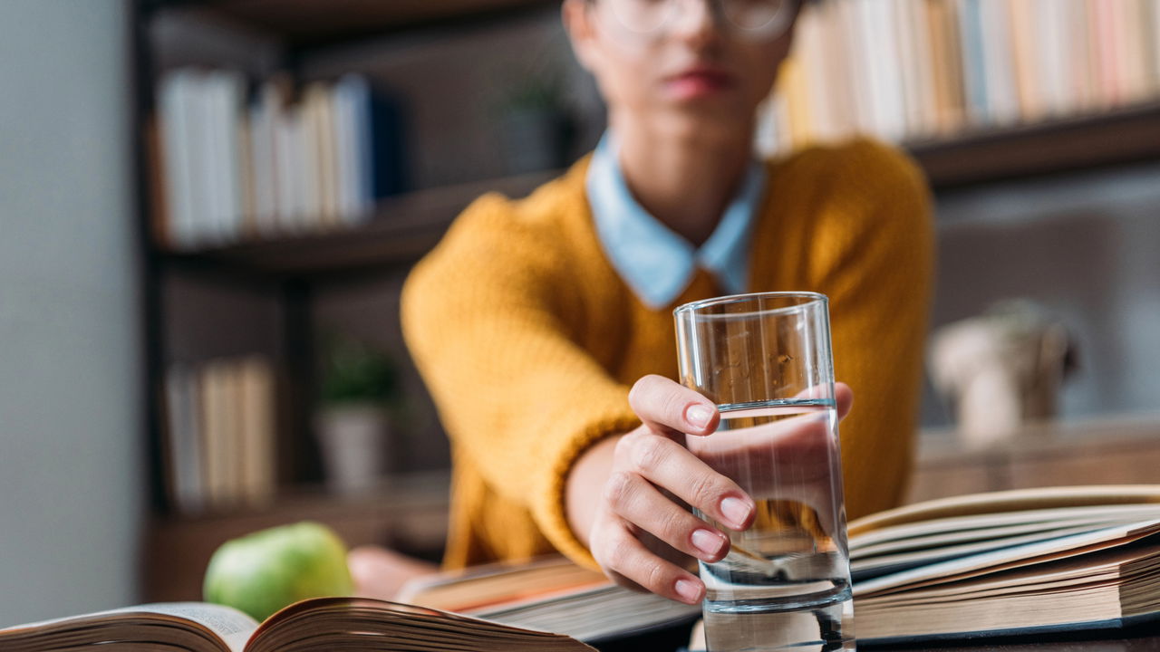 O que acontece ao beber água quente todas as noites, segundo especialistas