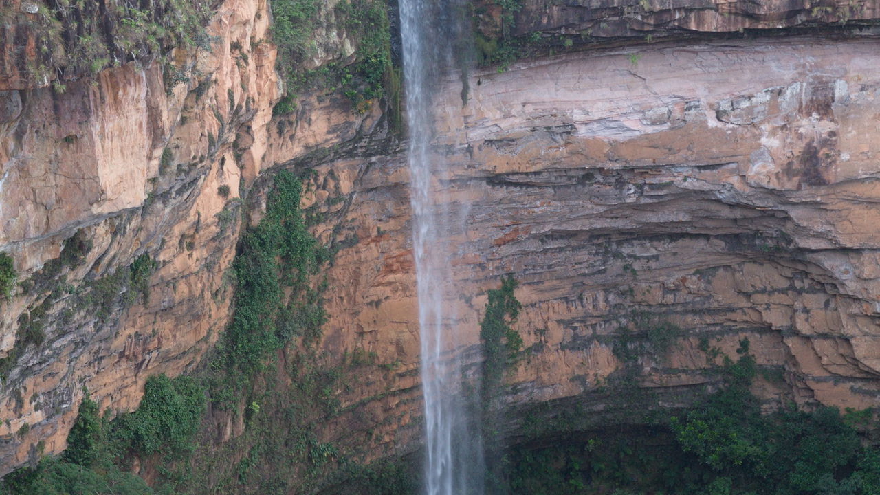 Explorar os paredões e cachoeiras da Chapada dos Guimarães revela cenários que atraem aventureiros, famílias e amantes da natureza