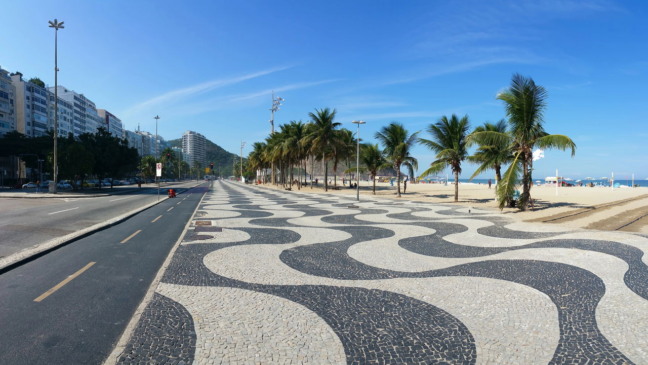 O calçadão de Copacabana é reconhecido internacionalmente por seu visual marcante e influência cultural