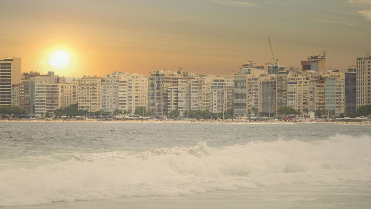 O calçadão de Copacabana é reconhecido internacionalmente por seu visual marcante e influência cultural