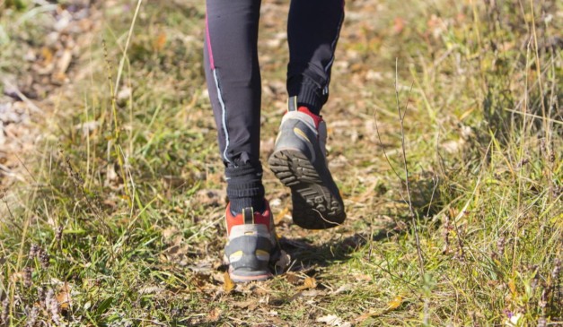 Pessoa caminhando ao ar livre para estimular a liberação de endorfina e melhorar o humor