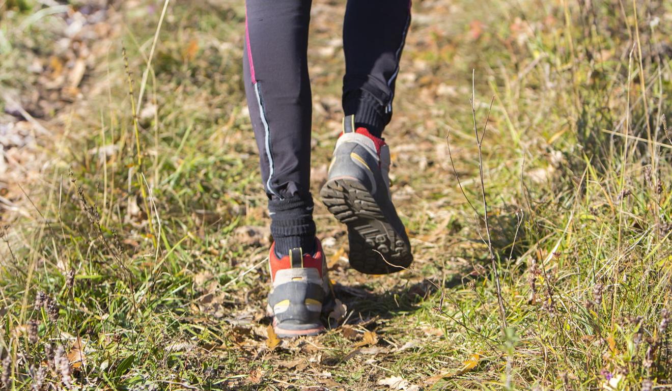 Caminhada leve realizada durante o dia para ajudar na circula&ccedil;&atilde;o dos p&eacute;s e das pernas.
