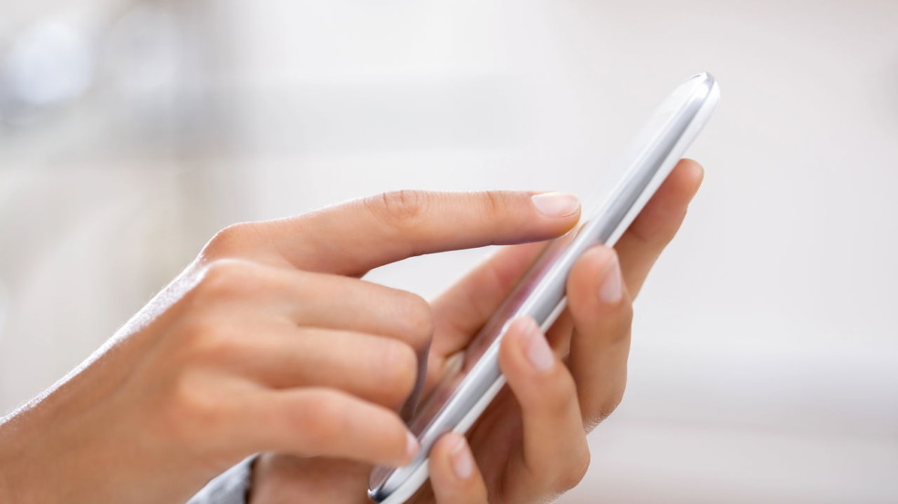 Seu celular pode ficar mais sujo que o banheiro se você não limpá-lo