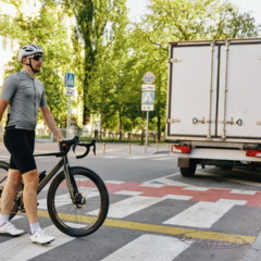 Carro ou ciclista, você sabe quem realmente tem prioridade na faixa de pedestres?