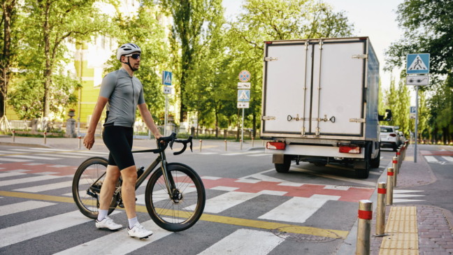 Carro ou ciclista, você sabe quem realmente tem prioridade na faixa de pedestres?