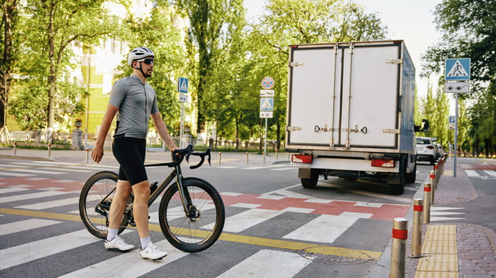 Carro ou ciclista, você sabe quem realmente tem prioridade na faixa de pedestres?