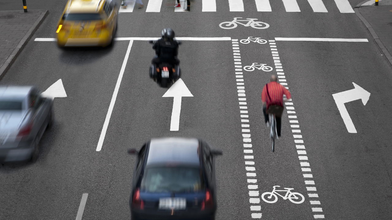 Carro ou ciclista, você sabe quem realmente tem prioridade na faixa de pedestres?