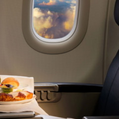 O que pouca gente sabe sobre as comidas servidas em aviões