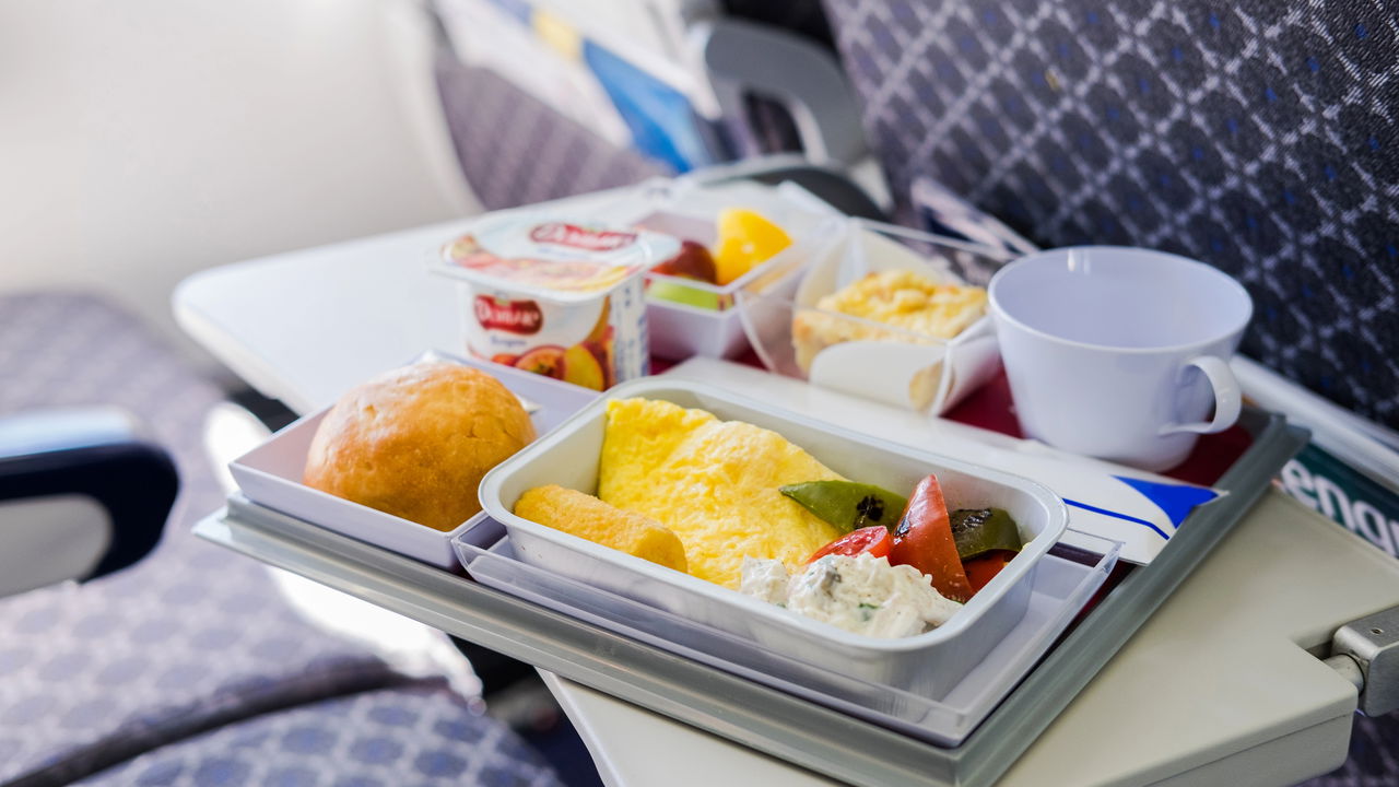 O que pouca gente sabe sobre as comidas servidas em aviões