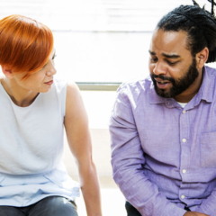 Psicologia revela o que significa quando a pessoa fala e desvia o olhar durante a conversa