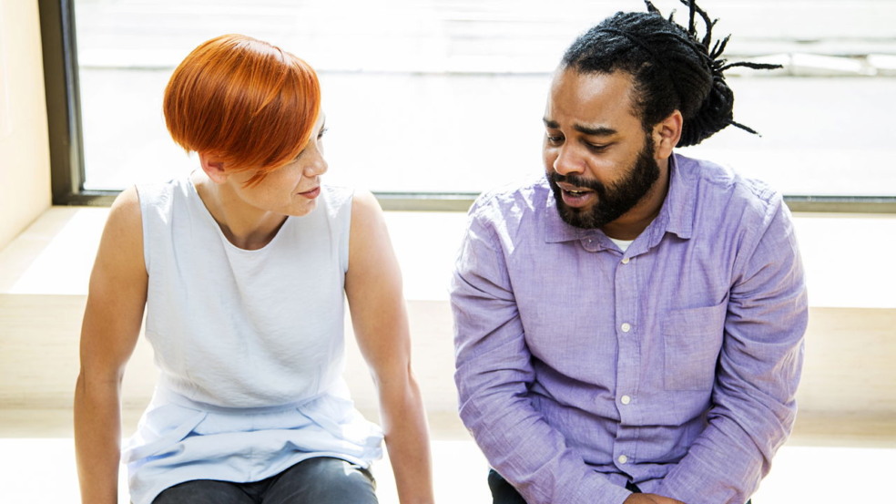 Psicologia revela o que significa quando a pessoa fala e desvia o olhar durante a conversa