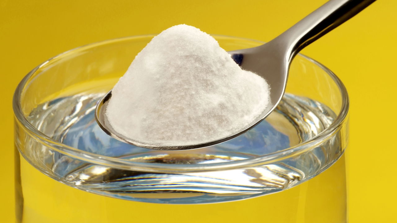 Como remover ervas daninhas do seu jardim facilmente com água e sal
