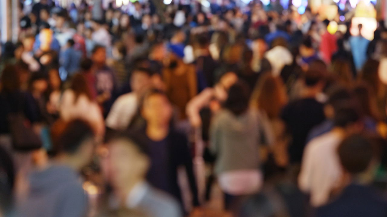 No cotidiano do Rio de Janeiro, a expressão “mó galera” carrega um forte significado nas conversas de quem circula pela cidade
