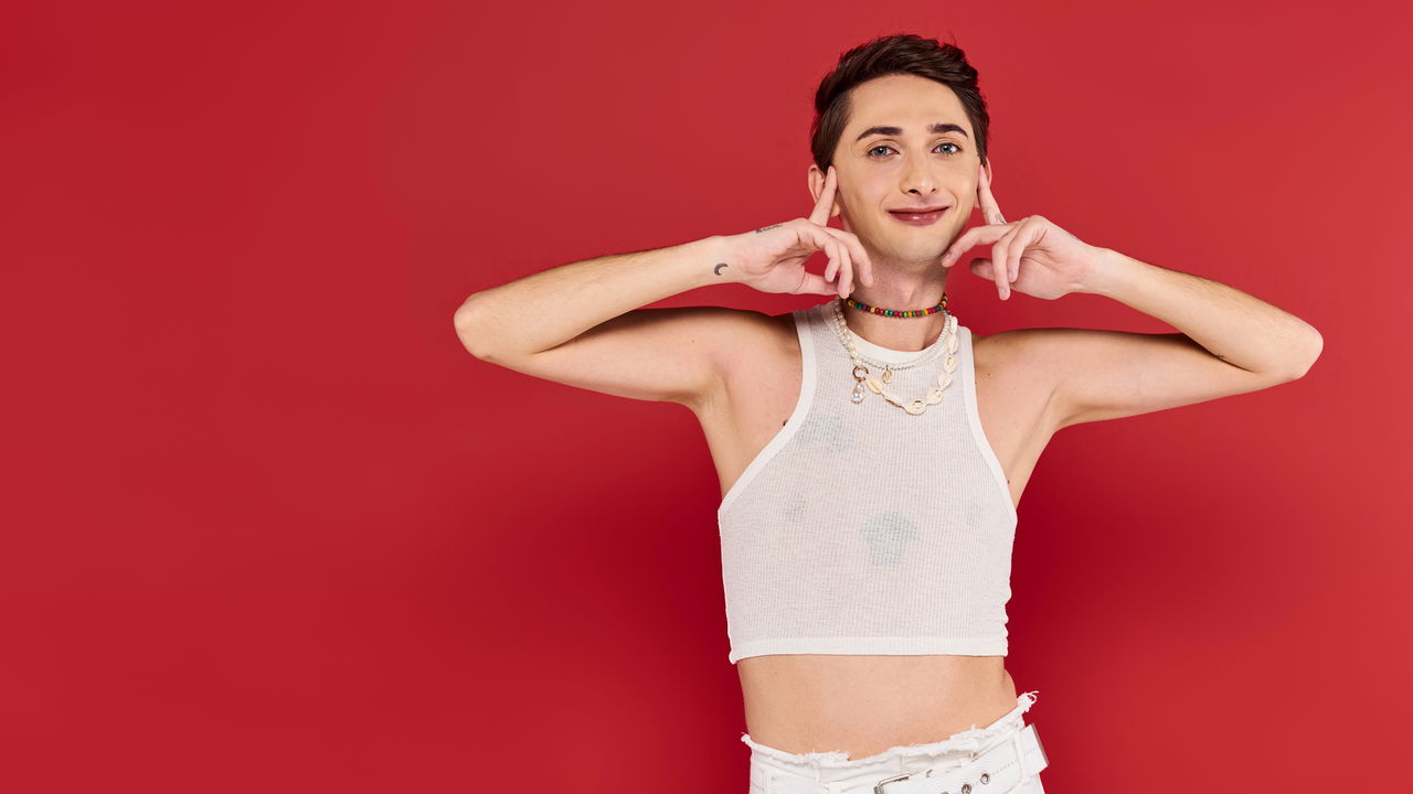 Camisas curtas e speedos marcam presença na moda masculina com ousadia total