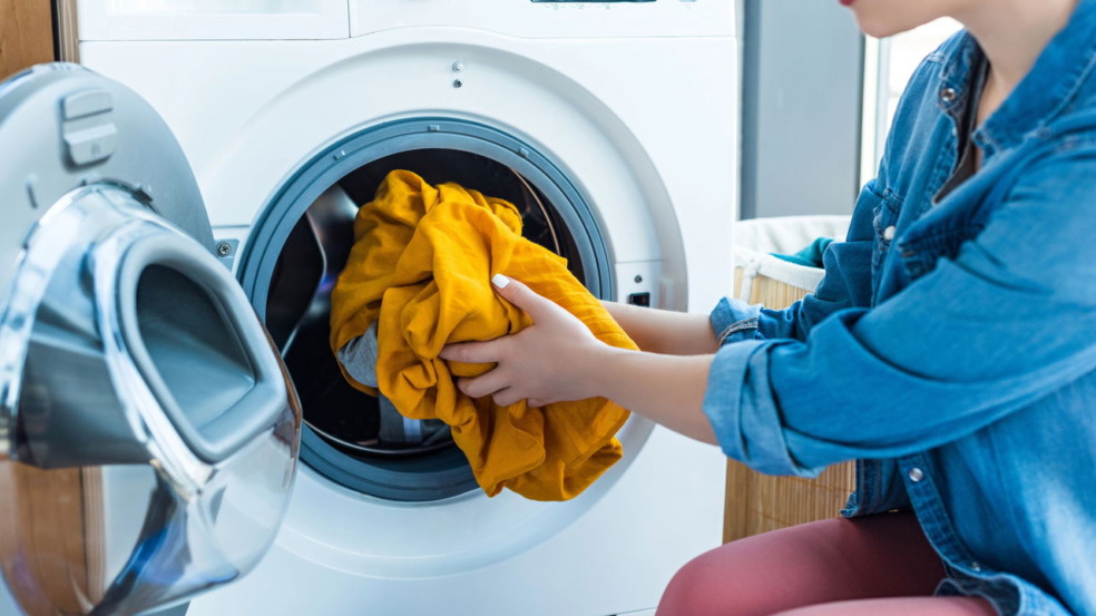 Por que as roupas não ficam com cheiro de amaciante depois da lavagem? Erros a evitar