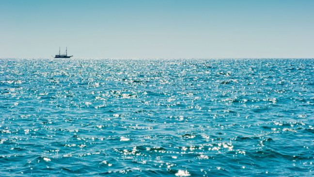 Nem céu, nem areia: o que realmente define a cor do mar