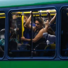 Trabalhadores usam ônibus em deslocamento na volta para casa, na região da Central do Brasil. Foto: Fernando Frazão/Agência Brasil