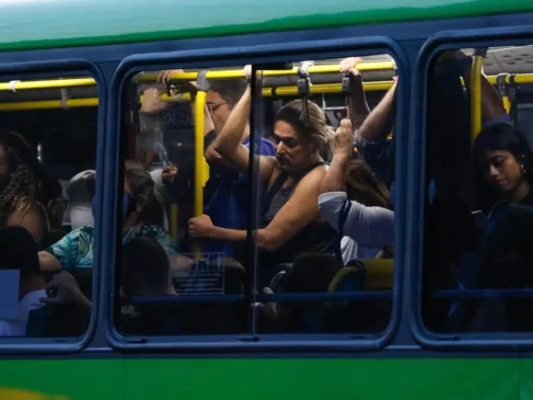 Trabalhadores usam ônibus em deslocamento na volta para casa, na região da Central do Brasil. Foto: Fernando Frazão/Agência Brasil