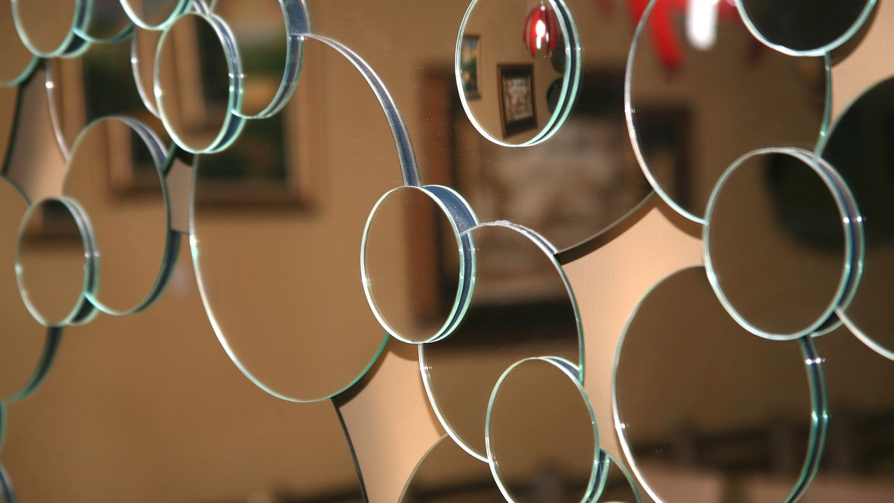 Truques simples para manter espelhos limpos por mais tempo