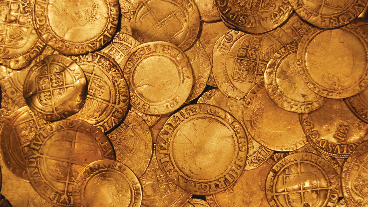 Tesouro escondido com moedas de ouro é encontrado em uma parede de pedra