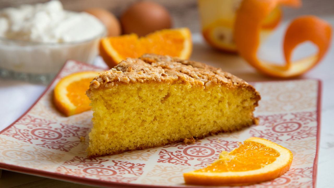 Bolo de laranja sem farinha e sem açúcar com uma receita simples