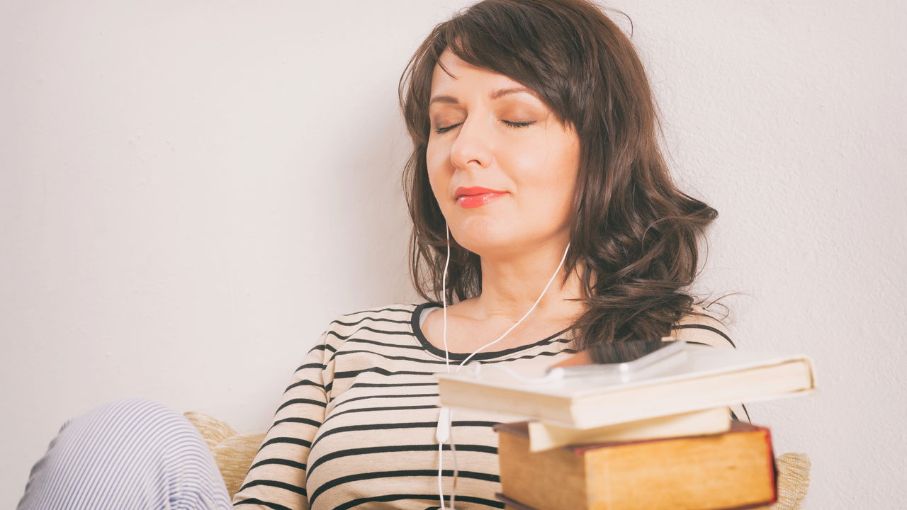 Nem e-book, nem livro físico: a leitura que está conquistando jovens