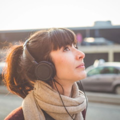 A sensação de ter sempre a mesma música na cabeça é uma experiência comum relatada por pessoas de diversas idades