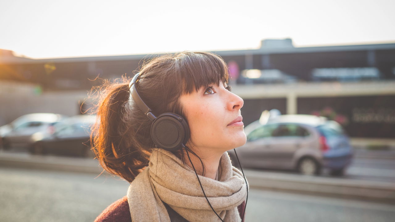 A sensação de ter sempre a mesma música na cabeça é uma experiência comum relatada por pessoas de diversas idades