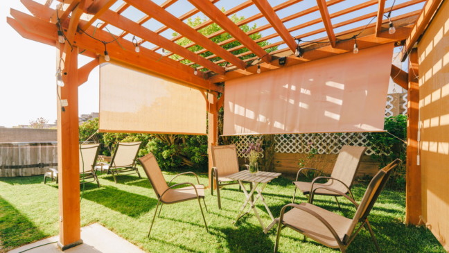 Dicas infalíveis para fazer um pergolado lindo e durável no jardim