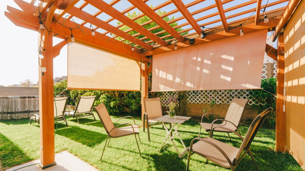 Dicas infalíveis para fazer um pergolado lindo e durável no jardim
