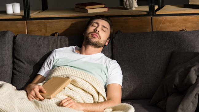 Acordar cansado mesmo após muitas horas de sono pode indicar que o descanso não foi reparador.