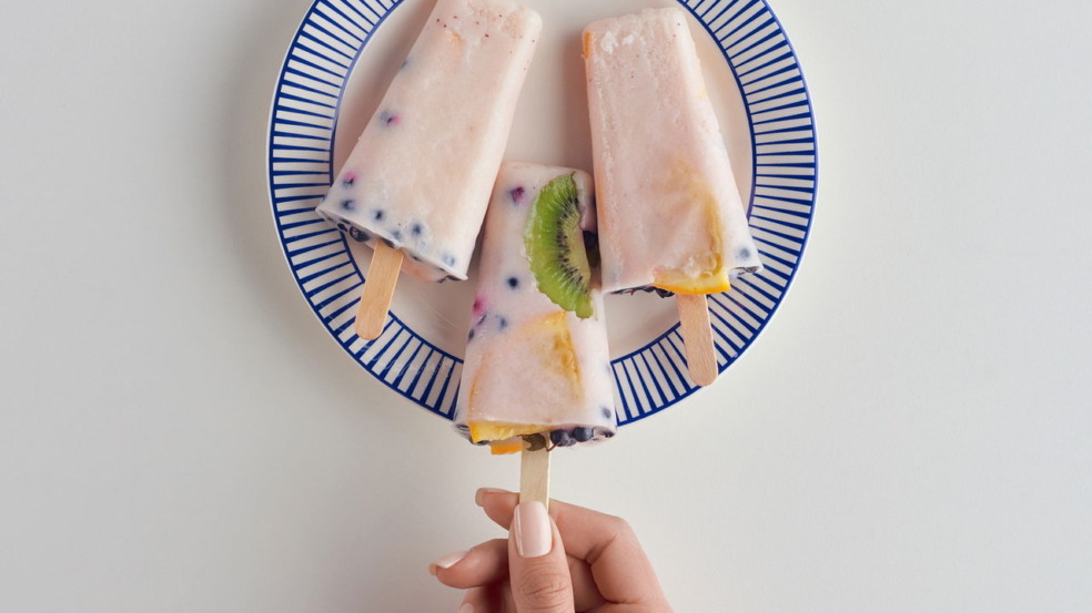 Picolé cremoso feito em casa com só dois ingredientes