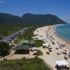 A praia de Grumari carrega muito mais do que paisagens intocadas no extremo oeste do Rio