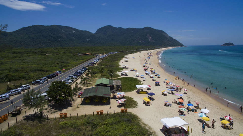 A praia de Grumari carrega muito mais do que paisagens intocadas no extremo oeste do Rio