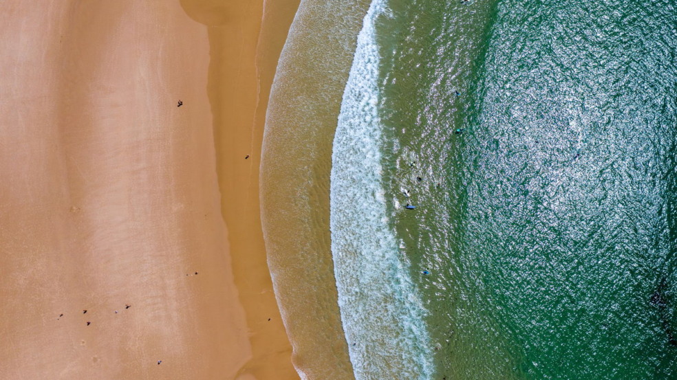 A praia a 15 km de Niterói, conhecida como Praia de Itacoatiara, atrai visitantes em busca de paisagens preservadas e tranquilidade A praia a 15 km de Niterói, conhecida como Praia de Itacoatiara, atrai visitantes em busca de paisagens preservadas e tranquilidade