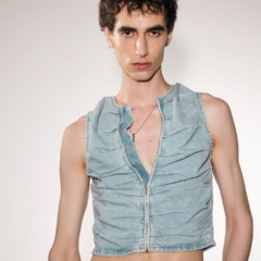 Camisas curtas e speedos marcam presença na moda masculina com ousadia total