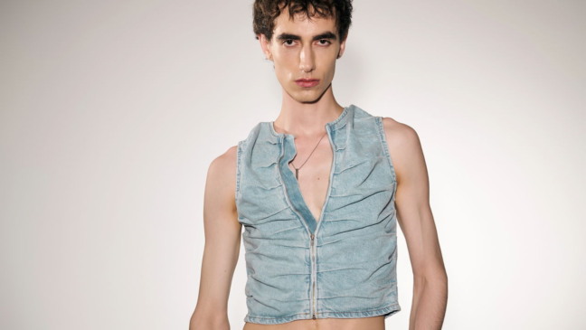 Camisas curtas e speedos marcam presença na moda masculina com ousadia total