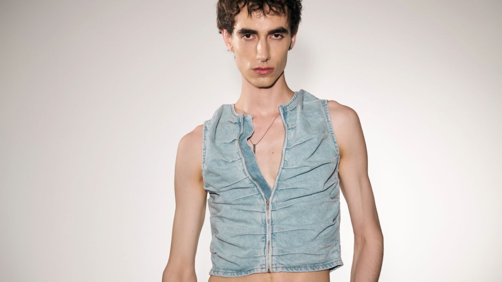 Camisas curtas e speedos marcam presença na moda masculina com ousadia total Camisas curtas e speedos marcam presença na moda masculina com ousadia total