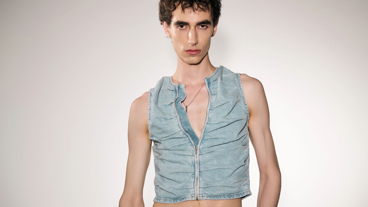Camisas curtas e speedos marcam presença na moda masculina com ousadia total