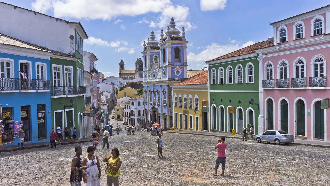 Explorar o Pelourinho em Salvador, no Estado da Bahia, vai muito além de uma visita turística.
