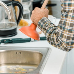 Esqueça vinagre e bicarbonato para limpar canos, esse produto funciona em 5 minutos
