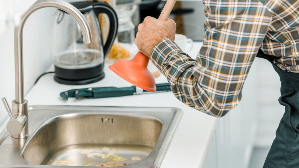 Esqueça vinagre e bicarbonato para limpar canos, esse produto funciona em 5 minutos