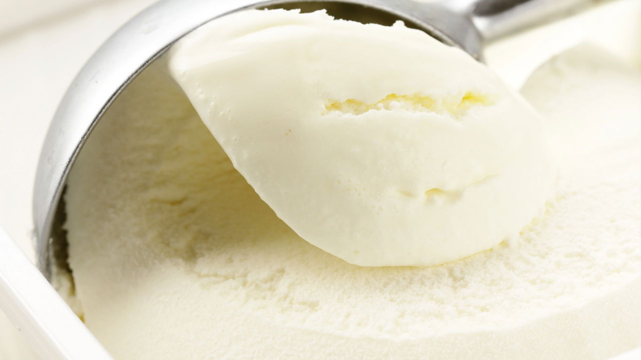 Picolé cremoso feito em casa com só dois ingredientes