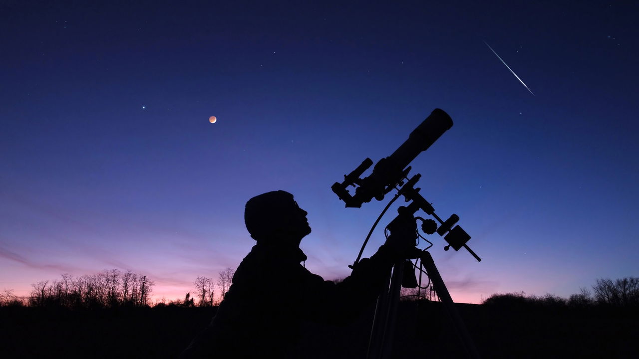 O brilho verde do Cometa Lemmon se aproxima da Terra em outubro