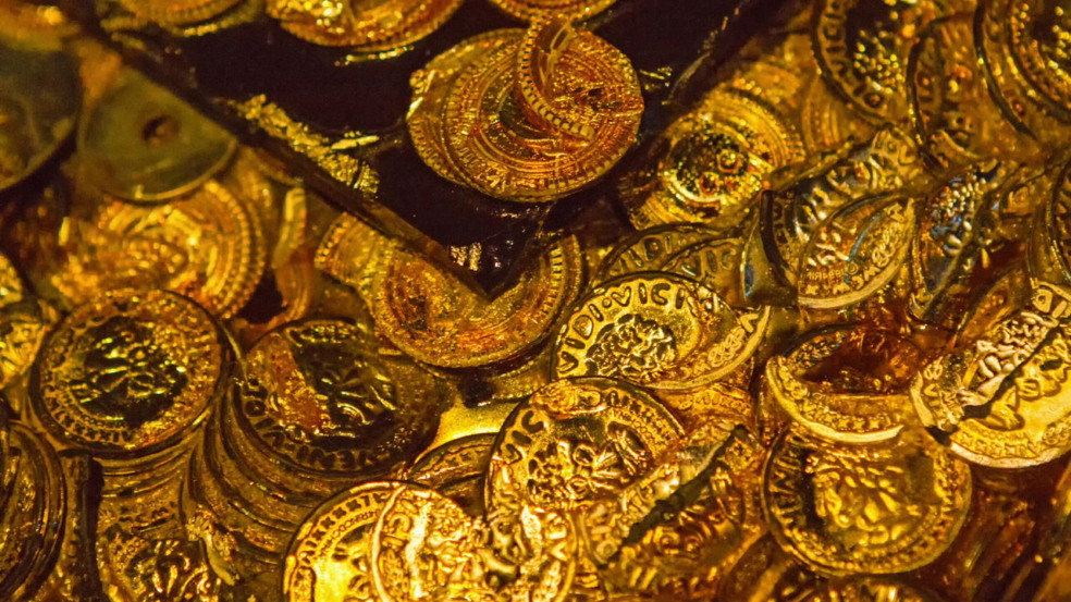 Tesouro escondido com moedas de ouro é encontrado em uma parede de pedra Tesouro escondido com moedas de ouro é encontrado em uma parede de pedra