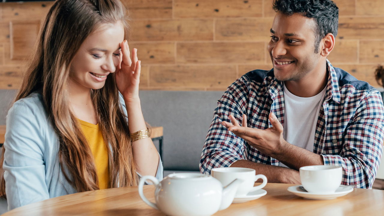 Psicologia revela o que significa quando a pessoa fala e desvia o olhar durante a conversa