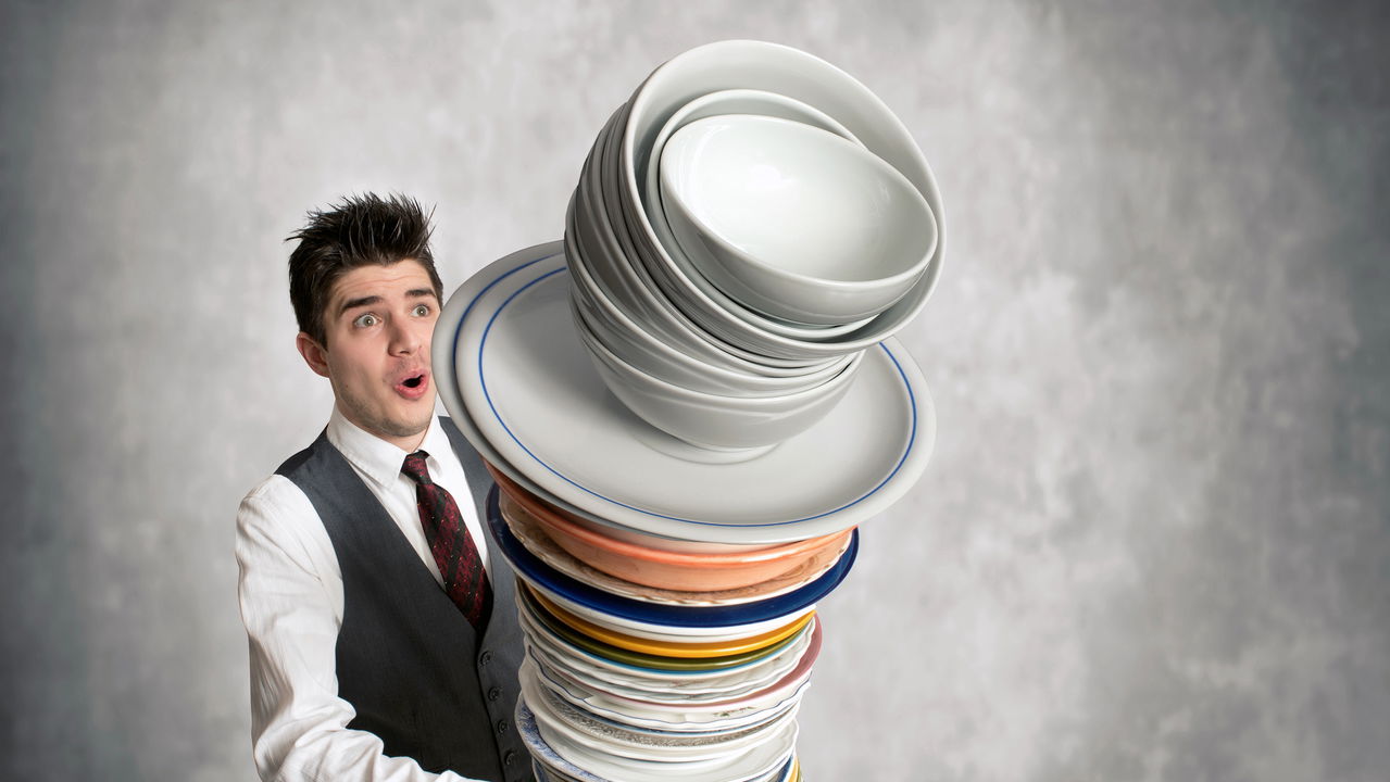 O que significa ajudar os garçons a recolher os pratos, segundo a psicologia
