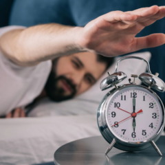 O que significa acordar sempre no mesmo hor&aacute;rio durante a noite e o que isso pode indicar sobre o corpo