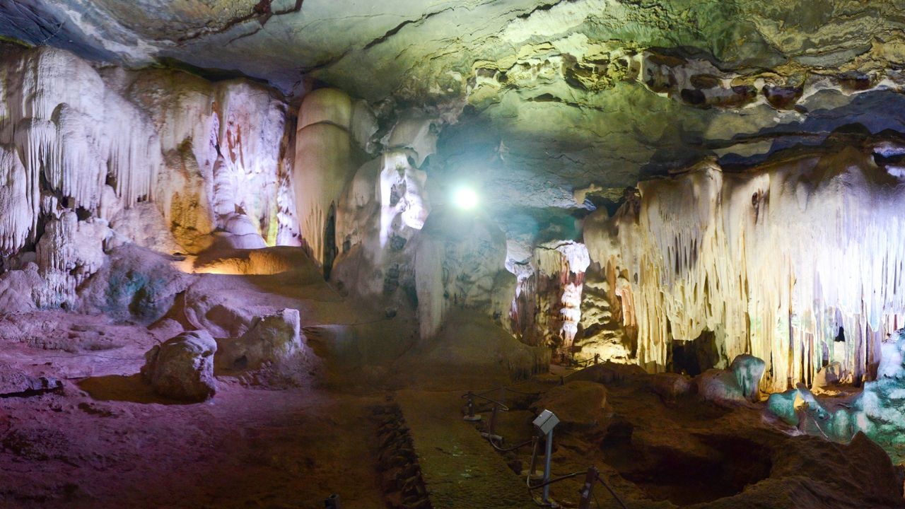 As grutas impressionantes de Maquiné situadas em Cordisburgo, Minas Gerais, destacam-se como verdadeiros tesouros naturais do Brasil, combinando beleza cênica e importância científica